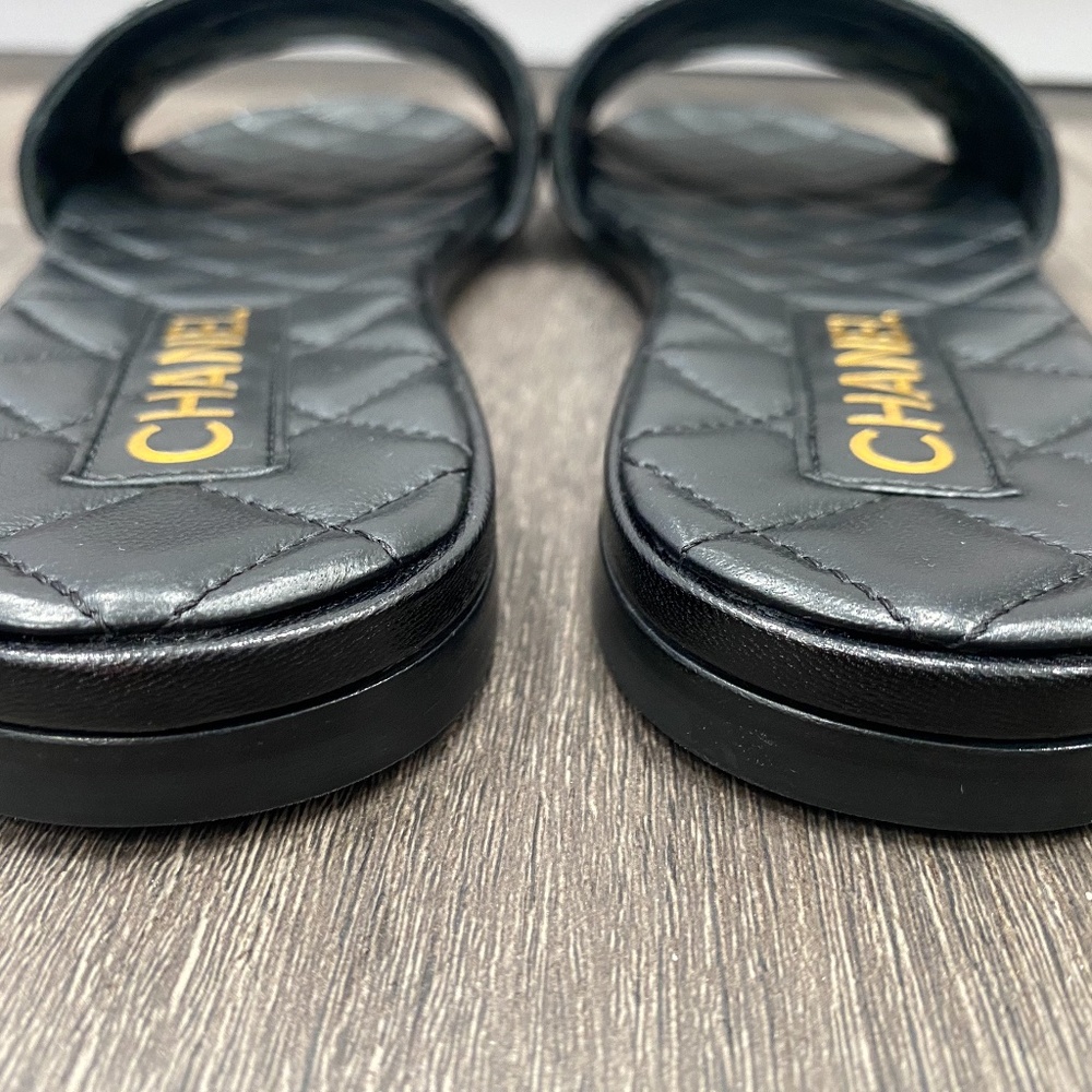 2023 CHANEL GOLD CHAIN CC LOGO BLACK LEATHER FLAT SHOES SLIDES MULES 38 - Picture 12 of 16